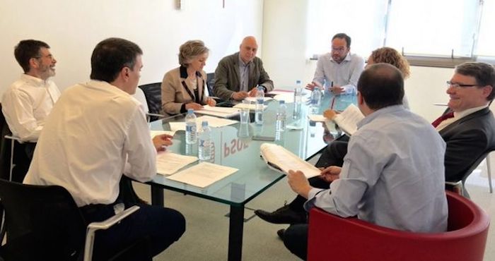 Pedro Sánchez junto a su equipo negociador. Foto: PSOE