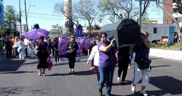 En La llamada #PrimaveraVioleta Contra la violencia machista, las Activistas denunciaron Que fueron de 150 Mujeres asesinadas en Jalisco ES 2015. El año Foto: @feminismosenred 