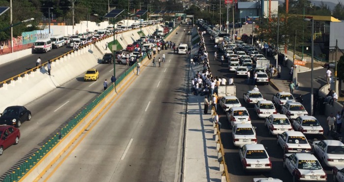 En el lugar hay maestros, alumnos y trabajadores detenidos por el bloqueo, así como gente que corre para tratar de llegar a sus trabajos. Foto: Jesús Guerrero, El Sur.