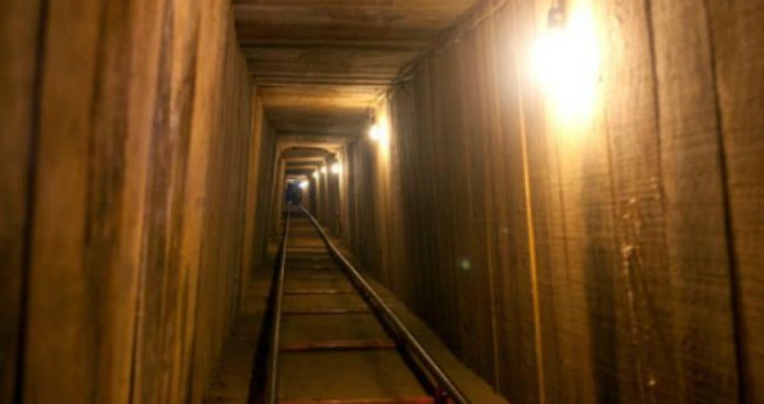 La salida del túnel en el lado estadounidense tiene un metro de ancho y estaba cubierta con un bote de basura. Unos 450 metros del túnel están en Estados Unidos. Foto: AP