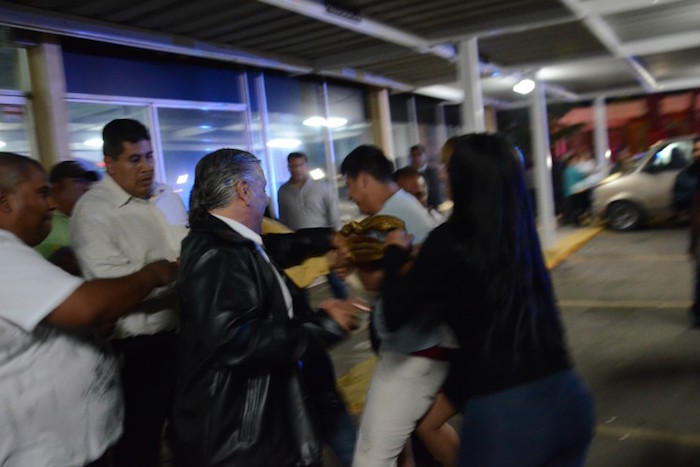 El reportero de ZETA, quien ya se había identificado previamente, fue agredido por el grupo de supuestos perredistas. Foto: Zeta