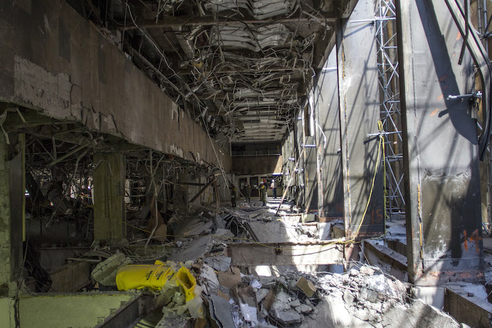 MÉXICO, D.F., 05FEBRERO2013.- Trabajadores de PEMEX, Soldaos del Ejercito Mexicano, Federales Ministeriales y Elementos de la Marina; continúan con las labores de remoción de escombros en el edificio B2 del complejo administrativo de la Torre PEMEX luego que el pasado jueves 31 de enero se generara una explosión. Durante n recorrido en el interior del lugar, se pudo observar el avance de los trabajos. FOTO: ENRIQUE ORDÓÑEZ /CUARTOSCURO.COM