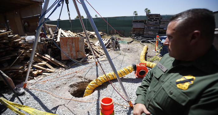 El supervisor de Operaciones Especiales de la Patrulla Fronteriza César Sotelo observa la entrada de un túnel que llegaba hasta México por la frontera con San Diego. Foto: AP.