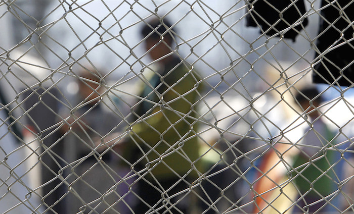 La silueta de dos niños migrantes en el campo de refugiados improvisados en Idomeni, en el norte de Grecia, vista desde el lado macedonio de la frontera entre los dos países. Foto: AP.