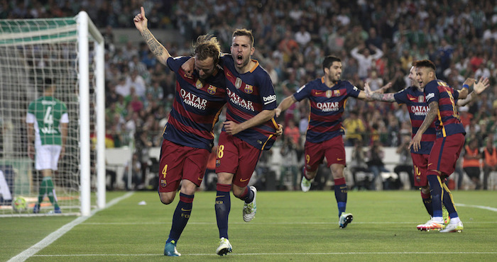 El jugador de Barcelona, Ivan Rakitic festeja con su compañero Jordi Alba tras anotar un gol contra Betis por la liga española . Foto: AP.