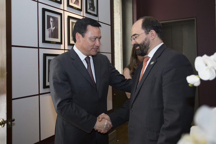 El Secretario de Gobernación junto al Secretario Ejecutivo de la CIDH, Emilio Álvarez Icaza. Foto: Cuartoscuro/Archivo.
