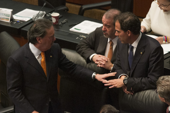Los senadores Emilio Gamboa (PRI), Raúl (PRI) Cervantes Andrade y Pablo Escudero durante la sesión en la Cámara de Senadores. Foto: Cuartoscuro.
