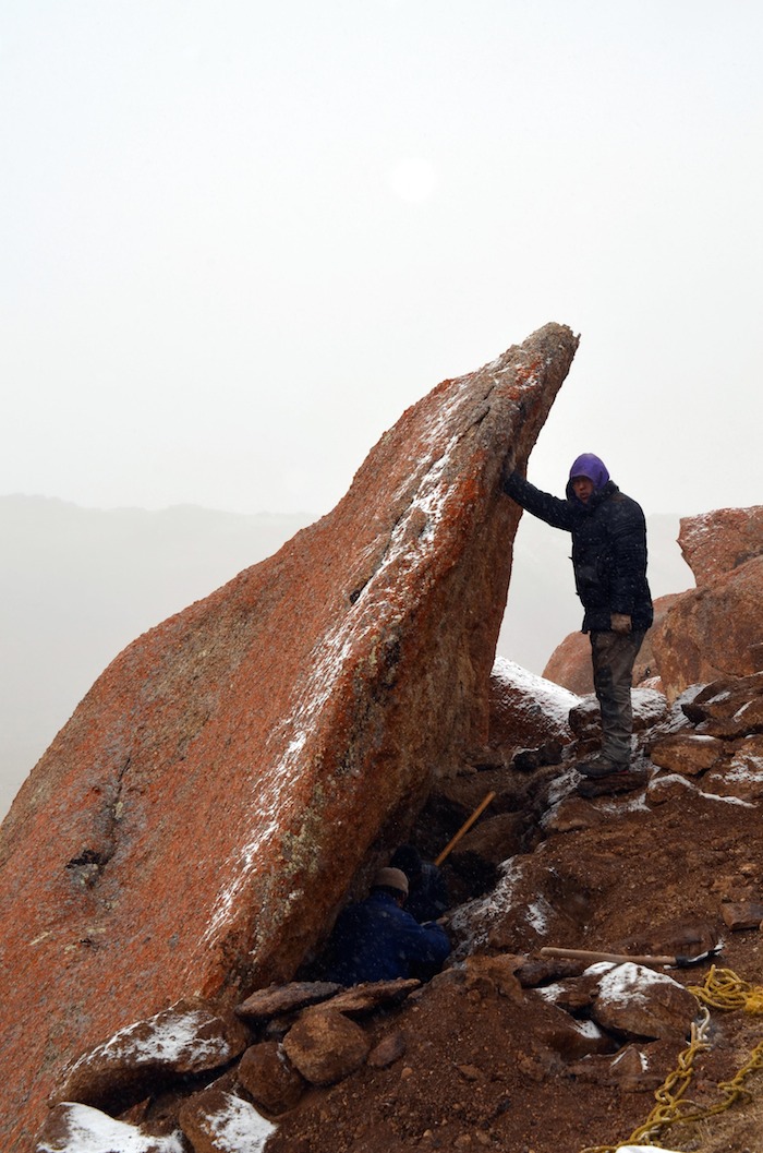 Escena del sitio de excavación de una tumba en la provincia de Khovd, Mongolia. Foto: Xinhua/Byambasuren Sumbaa