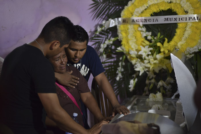 Familiares velan los restos de Jonathan Suarez Sanchez víctima de la explosión en el complejo "Pajaritos". Foto: Cuartoscuro