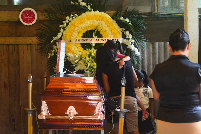 Ayer familias comenzaron a velar a los trabajadores muertos en la explosión de la planta de Coatzacoalcos, muchos de ellos eran originarios de la comunidad de Mundo Nuevo. Foto: Cuartoscuro