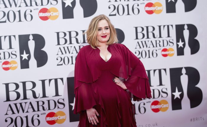La cantante británica Adele posa frente a un cartel. EFE/Archivo