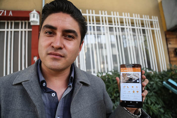 Carlos Alexis Rivas Castelán, fundador de Dogsos, muestra la app. Foto: Francisco Cañedo/SinEmbargoMx.