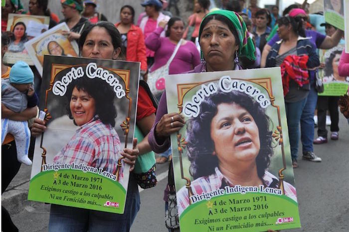 Grupos feministas y amigos de la líder indígena hondureña Berta Cáceres se manifiestaron en Tegucigalpa. Foto: EFE
