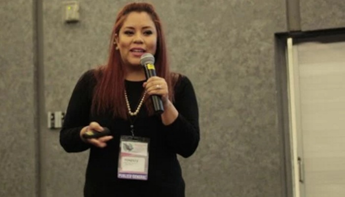 “Inicié este proyecto porque la mayoría de las personas que llegan al consultorio dental es por caries. Hay casos que desde muy pequeños les tenemos que hacer endodoncia o extracción, a los siete años de edad. Esto provoca que más adelante tengan problemas como movimiento dentario, no poder masticar bien o alteraciones en la simetría del rostro”, dice la doctora Alejandra Vargas. Foto: Zona Franca