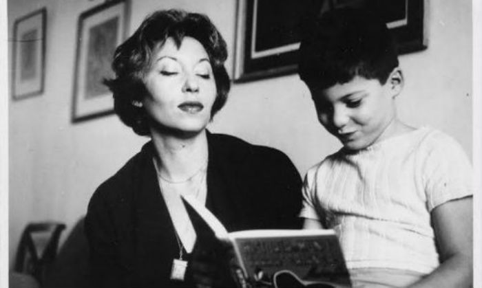 Paulo Valente, junto a su madre, Clarice Lispector. Foto: Internet