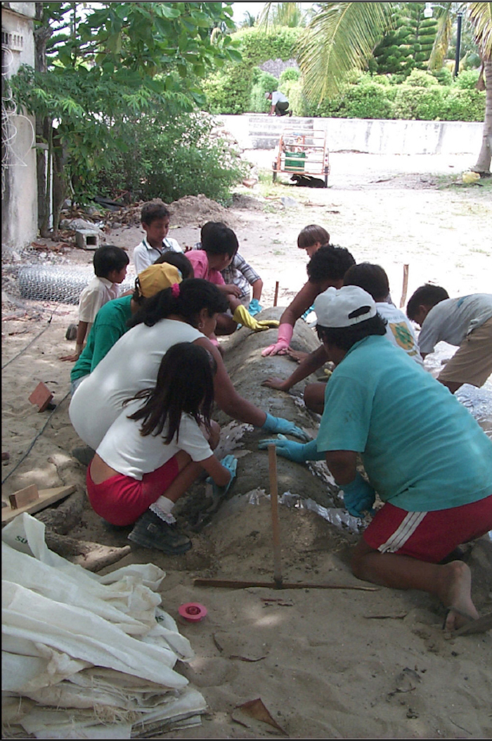 Elaboración de elementos constructivos. Foto: Archivos del Laboratorio de Somatología, Cinvestav-Mérida