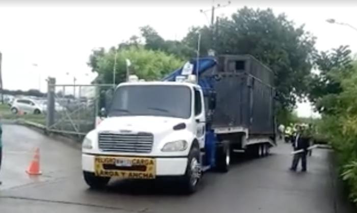 El paquidermo fue trasladado en un camión desde el zoológico Matecaña de Pereira, hasta la Hacienda Nápoles. Foto: Especial