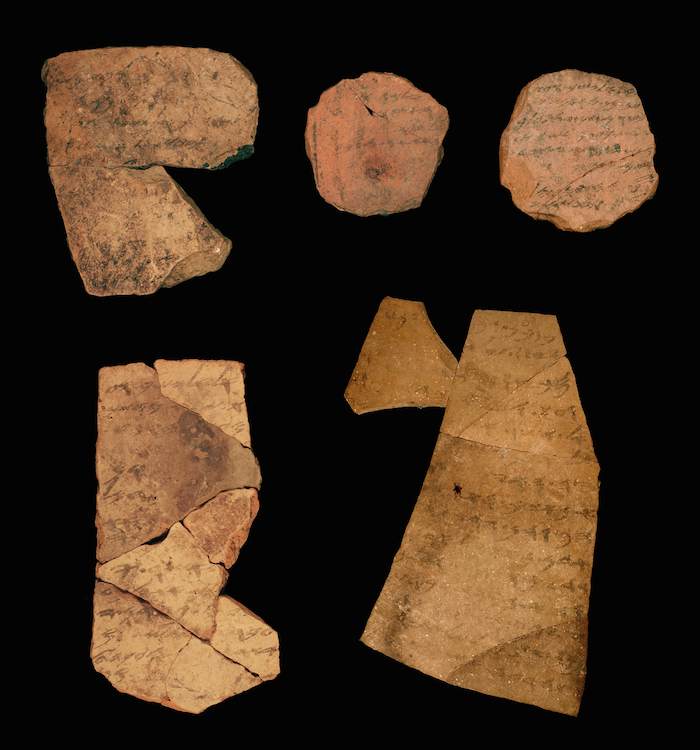 Conocidos como ostraca (que incluyen inscripciones en arcilla) de la fortaleza de la Edad de Hierro de Arad, en el sur del bíblico reino de Judá, en el sur de Israel. Las inscripciones han sido datadas en la última fase del Período del Primer Templo de Jerusalén, unos 600 años a.C. Foto: EFE/Michael Cordonsky