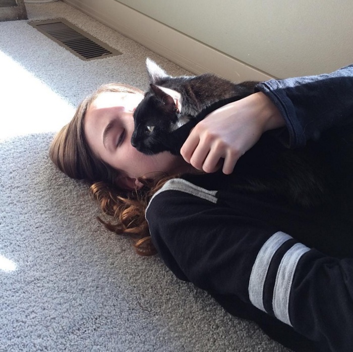 "Agradecida de que mi gatito este vivo". Foto: Instagram, adriannajoy.4