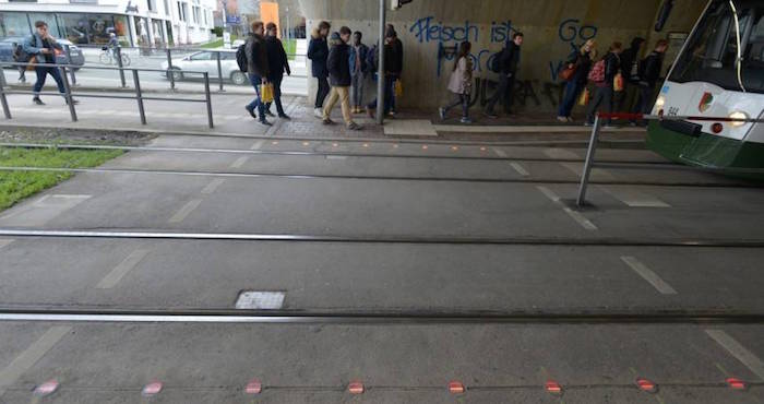 El servicio de transporte de la ciudad reacciona así al problema de que cada vez hay más accidentes de peatones distraídos. En marzo dos sufrieron graves accidentes en Múnich por no fijarse en el tráfico. Foto: diario Süddeutsche Zeitung