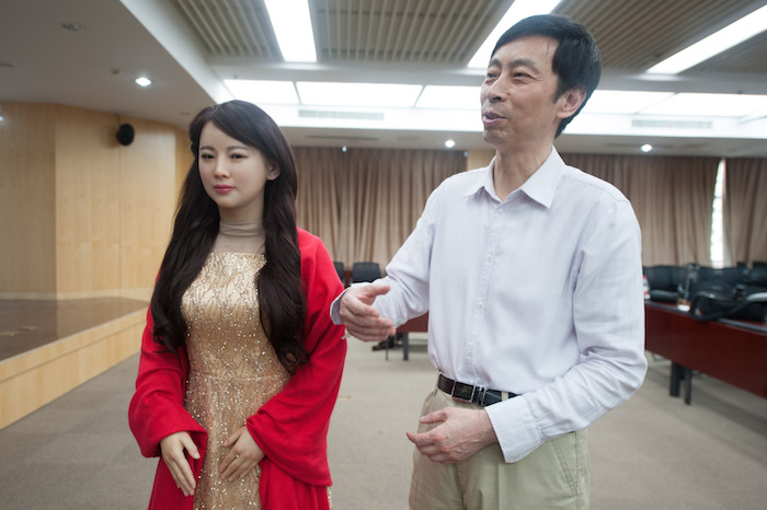  El profesor Chen Xiaoping,, presenta al robot "Jiajia". Foto: Xinhua