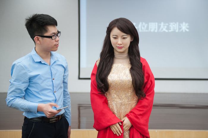 El robot "Jiajia", interactúa con un técnico en el campus de la Universidad de Ciencia y Tecnología. Foto: Xinhua