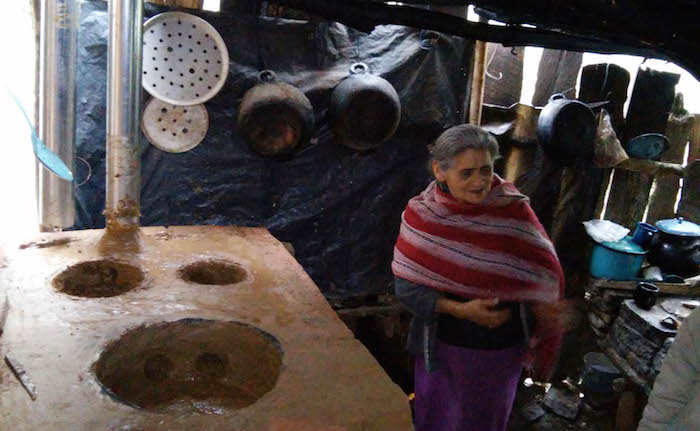 Cocina Lorena está hecha de bloques de concreto, un dado estable de lodo y arena, tres hornillas y una chimenea con salida al exterior. Foto: Especial.