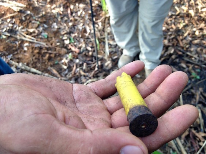 Un cartucho quemado calibre 20 para escopeta fue hallado en la zona de búsqueda. Foto: Blog Expediente.
