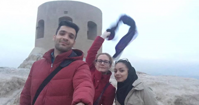 “Desde Francia e Italia; visitando el hermoso Irán. Esta es nuestra foto en la que me quité el velo. Espero que tengan éxito en su campaña.” Foto: My Stealthy Freedom