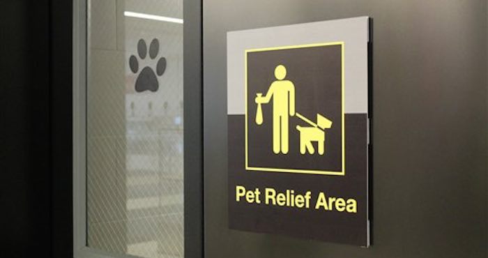 Un letrero marca la entrada del nuevo sanitario para mascotas del aeropuerto John F. Kennedy de Nueva York. Foto: AP/William Mathis