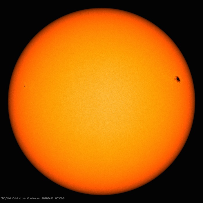 Un punto negro en el Sol es visible en la parte superior de la imagen capturada por la NASA. Dichas manchas son evidencias de que se trata de un área de compleja actividad magnética, que puede llevar a erupciones solares. Esta región produjo una llamarada solar el 17 de abril. Foto: NASA