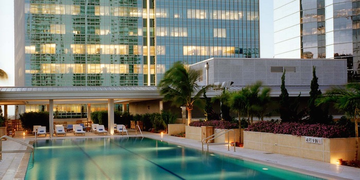 Con sus 11 departamentos, Quezada Salas y su familia tienen el control del 10 por ciento de los 116 condominios de lujo que alberga un lujoso edificio ubicado en el número 1395 de la exclusiva avenida Brickell en Miami. Foto: Gaedeke Group