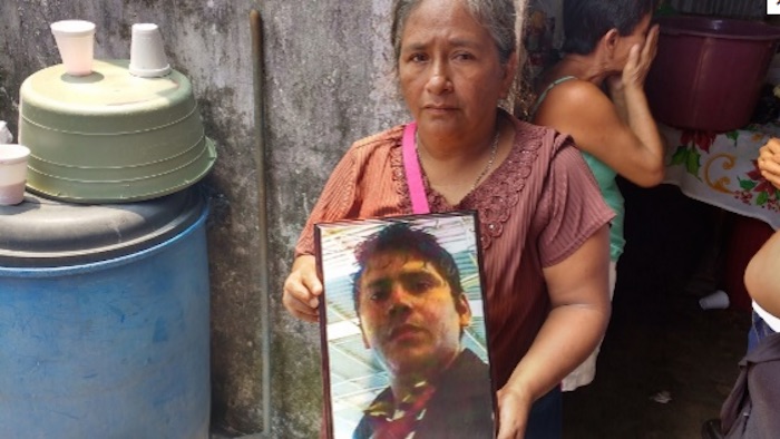 Teresa Sánchez, madre de Jonathan Suárez, sostiene un retrato de su hijo quien murió durante la explosión en la planta "Pajaritos". Foto: Ignacio Carvajal, BlogExpediente