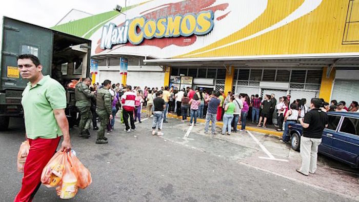 Los alimentos que más consume la población son harina de maíz, arroz, pasta, panes, grasas como margarina y mayonesa, según la encuesta. Foto: EFE