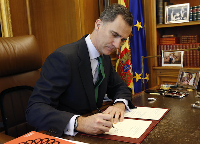 Fotografía facilitada por la Casa Real del Rey Felipe VI firmando en su despacho del Palacio de la Zarzuela el decreto de disolución de las Cortes y de convocatoria de las elecciones generales. Foto: EFE