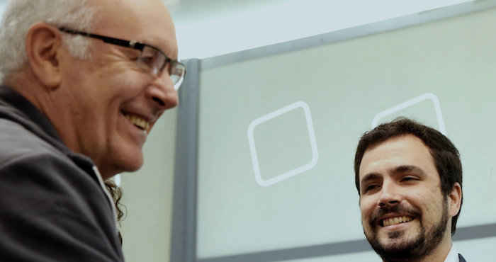 El coordinador general de IU, Cayo Lara (i) y el portavoz, Alberto Garzón, a su llegada a la reunión del consejo político federal de la formación, máximo órgano de dirección entre asambleas, en pleno proceso de negociaciones con Podemos y otras fuerzas para formar una coalición de cara a las elecciones del 26J. Foto: EFE