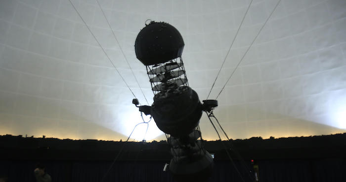 Fotografía del 6 de mayo de 2016 del planetario de Montevideo. Un enorme artefacto metálico preside la sala del Planetario de Montevideo, es el Spitz modelo B, el proyector en funcionamiento más antiguo del mundo, que desde hace más de 60 años muestra las estrellas y el cielo nocturno de Uruguay a quienes se acercan a esta institución de divulgación científica. Foto: EFE
