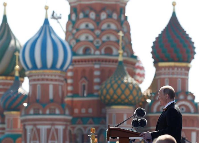 El Presidente ruso, Vladimir Putin, ofrece un discurso durante el desfile del Día de la Victoria en la Plaza Roja en Moscú (Rusia) hoy, 9 de mayo. EFE 