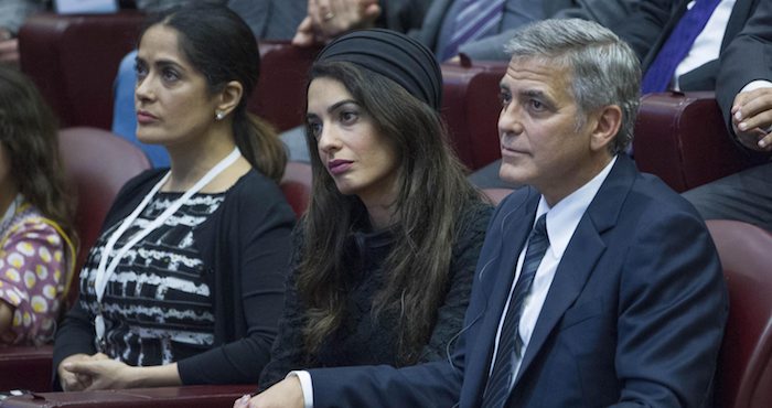 El actor estadounidense George Clooney, su mujer Amal Alamuddin y la actriz Salma Hayek en la clausura del congreso sobre educación que ha organizado la entidad impulsada por el papa Francisco, Scholas Occurrentes. Foto: EFE