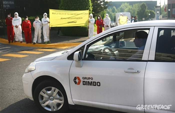 Greenpeace se manifiesta en instalaciones de Bimbo. Foto: Greenpeace