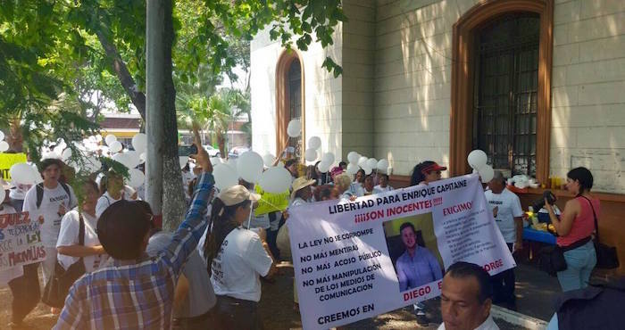 Ayer familiares de Enrique Capitaine se manifestaron para exigir su liberación, Foto: Facebook Libertad para Enrique Capitaine.