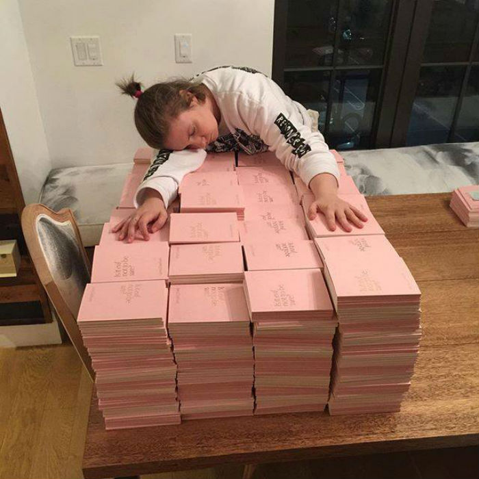 Lena Dunham en la tarea de autografiar sus libros. Foto: Facebook