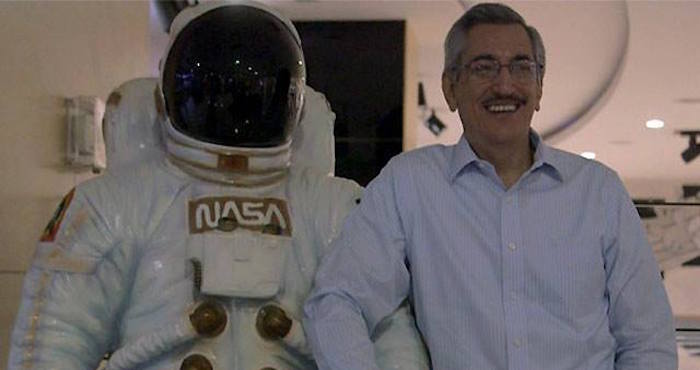 El doctor en microbiología ha hecho varios intento para entrar en la NASA. Foto: Facebook Martin Ricardo Ramirez Beltran