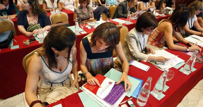 Asimismo, un 61 por ciento de los encuestados de entre 18 y 24 años consideró que la mujer es la figura más importante en la dinámica del ahorro. Foto: EFE