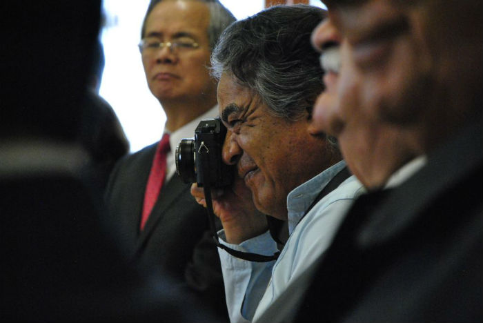 Con cámara en ristre, incluso durante su homenaje. Foto: Especial