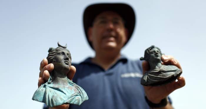 El hallazgo incluye además anclas de hierro y restos de anclas de madera, además de objetos que fueron empleados en la construcción y navegación de la embarcación hundida. Foto: EFE