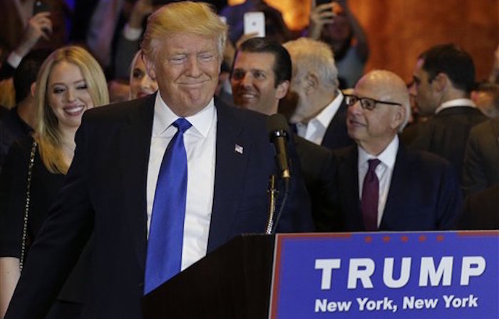 El aspirante a la candidatura republicana a la presidencia Donald Trump se prepara para hablar en un acto de campaÒa por las primarias de Nueva York, el martes 19 de abril de 2016 en Nueva York. (AP Foto/Julie Jacobson)