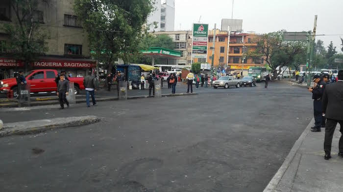 Elementos de la SSP vigilan las inmediaciones del Metro Chapultepec tras desalojo de comerciantes. Foto: Luis Barrón, SinEmbargo.