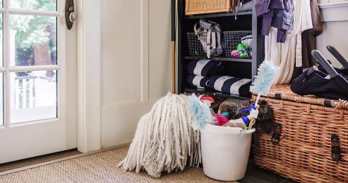 En la imagen, "Beast" escondido bajo un trapeador. Foto: Facebook.