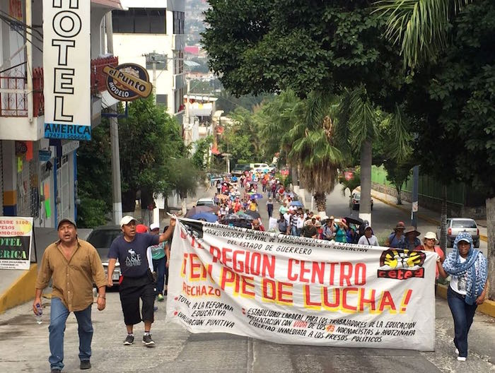 La CETEG marchó del plantón instalado frente a la SEG rumbo al Congreso local. Foto: Jesús Eduardo Guerrero, El Sur. 